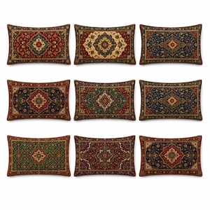 Puede incluir: Una colección de nueve cojines rectangulares, cada uno con un patrón tejido distintivo e intrincado que recuerda a los diseños de alfombras tradicionales. Los cojines muestran una rica paleta de colores que incluye rojos intensos, azul marino, verde bosque y crema.