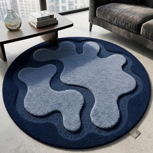 Tappeto rotondo moderno astratto blu navy e avorio, realizzato a mano in lana con lavorazione a ricciolo e a pelo tagliato.