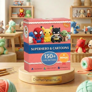 Op de afbeelding: Een roze en blauwe doos met de tekst "SUPERHERO & CARTOONS" en "150+ CUTE PATTERNS" toont gehaakte superhelden- en cartoonfiguren. De doos staat op een houten standaard met de tekst "CrochetPatternsLab".