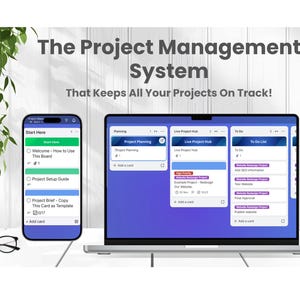 Könnte beinhalten: Ein digitales Projektmanagementsystem auf einem Laptop-Bildschirm und einem Smartphone. Der Text lautet The Project Management System That Keeps All Your Projects On Track! mit verschiedenen Aufgabenlisten, Planungsboards und Projektkarten.
