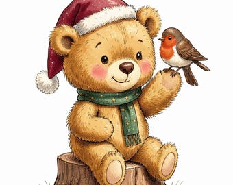 Può includere: Un orsacchiotto marrone chiaro che indossa un cappello da Babbo Natale rosso con un pompon bianco e una sciarpa verde con motivi a stelle dorate. L'orso è seduto su un ceppo d'albero marrone e tiene un piccolo uccellino marrone sul petto.