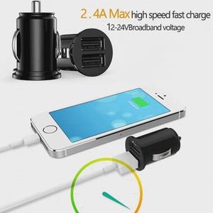 Może przedstawiać: Czarna ładowarka samochodowa z dwoma portami USB i tekstem "2.4A Max high speed fast charge 12-24V Broadband voltage." Biały smartfon jest podłączony do ładowarki ze wskaźnikiem ładowania na ekranie.