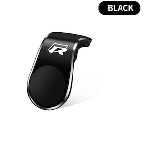 以下が含まれることがあります： 光沢のある黒い車のアクセサリー。 湾曲したデザインで、シルバーのロゴが付いています。「BLACK」の文字が黒い楕円に白で表示されています。 アクセサリーは円形のベースを持っています。