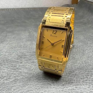 Puede incluir: Un letrero de madera hecho a mano con el texto "Bienvenido" en un estilo manuscrito. El letrero está pintado de blanco con un acabado envejecido, y una pequeña hoja verde está adherida en la parte superior. El letrero mide aproximadamente 30 cm de ancho.