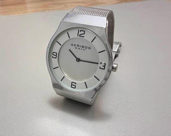 01 Reloj de vestir minimalista de cuarzo ultrafino AKRIBOS XXIV de 40 mm, nuevo, sin usar, con correa de malla de acero inoxidable.