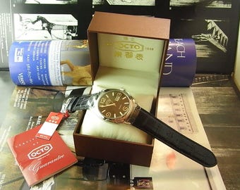 Reloj de pulsera para hombre OCTO Swiss Quartz B531B de 42 mm, nuevo, sin usar, con fecha grande y caja completa.