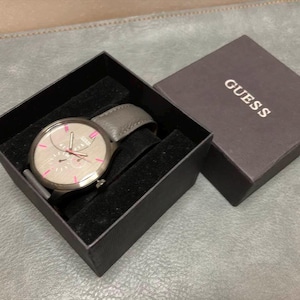 Boîtier noir GUESS inutilisé avec lettrage violet, jour et date, montre à quartz multifonction 24 heures, 44 mm, boîte