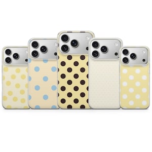 Può includere: Cinque custodie per telefono con diversi motivi a pois. Le custodie hanno un bordo trasparente e un alloggiamento per fotocamera argentato. I pois sono in vari colori, tra cui giallo, blu e marrone, su uno sfondo chiaro.