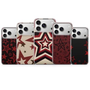 Peut inclure: Cinq coques de téléphone avec des motifs d'étoiles. Les coques présentent divers motifs, notamment des étoiles rouges sur fond noir, crème et bordeaux. Les coques ont des bords transparents et sont conçues pour un smartphone.