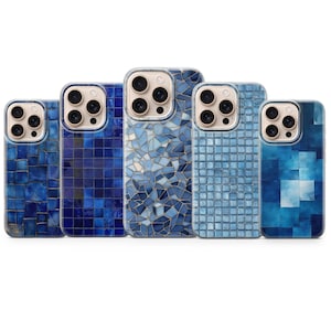 Può includere: Cinque custodie blu per telefono con motivi a mosaico e geometrici. Le custodie variano nelle tonalità di blu, dall'indaco scuro al celeste chiaro. Ogni custodia ha un bordo trasparente attorno alla fotocamera e ai bordi del telefono.