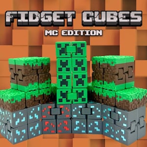 Könnte beinhalten: Fidget Cubes im Minecraft-Design. Die Würfel haben grüne, braune und graue Designs, mit dem Text "FIDGET CUBES MC EDITION" oben. Die Würfel sind so angeordnet, dass die verschiedenen Designs und Farben zur Geltung kommen.