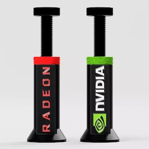 Może przedstawiać: Dwa czarne, nowatorskie przedmioty o konstrukcji śrubowej. Jeden ma słowo "RADEON" w kolorze czerwonym, drugi "NVIDIA" w kolorze białym z zielonym logo. Oba mają czarną górę i podstawę z czerwonymi i zielonymi akcentami.