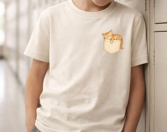 T-shirt voor kinderen met een gemberkleurige kat, print van een slapende kat op de zak, Bella Canvas kindershirt in naturel.