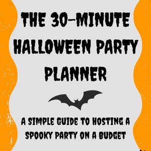 Può includere: Una copertina per planner rettangolare con bordo arancione e centro grigio chiaro. Presenta il testo nero THE 30-MINUTE HALLOWEEN PARTY PLANNER e A SIMPLE GUIDE TO HOSTING A SPOOKY PARTY ON A BUDGET, con grafiche di una strega, un pipistrello e zucche.