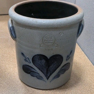 Jarra de cerámica con forma de corazón de gres esmaltado con sal de 16,5 cm (6,5 pulgadas) de Rowe Pottery Works, año 1991.