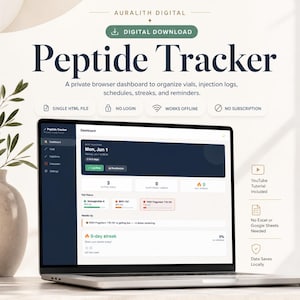 Op de afbeelding: Een laptop toont een "Peptide Tracker" dashboard, een digitale download voor het organiseren van vials, injectielogboeken en schema's. Het scherm toont een donkerblauwe interface met gegevens en de datum "Mon, Jun 1".