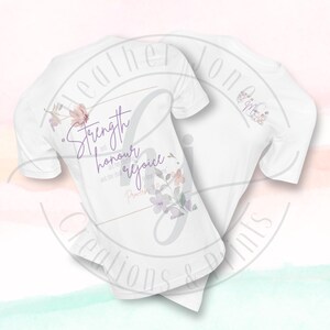 Può includere: Due magliette bianche con disegni floreali e la scritta "Forza, onore e gioisci". Le magliette hanno un effetto acquerello con colori pastello, tra cui rosa, viola e verde.