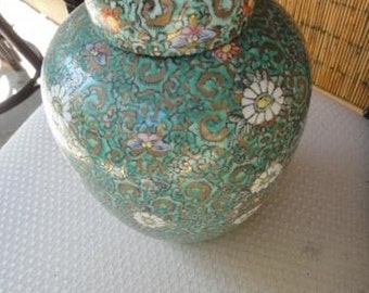 Japanese Porcelain Ware Urn/Vase w/ lid Green gold white YY Hong Kong