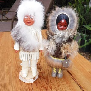 Indien Art Eskimo Doll on wooden base - With real leather clothes fur & female doll with no tag
