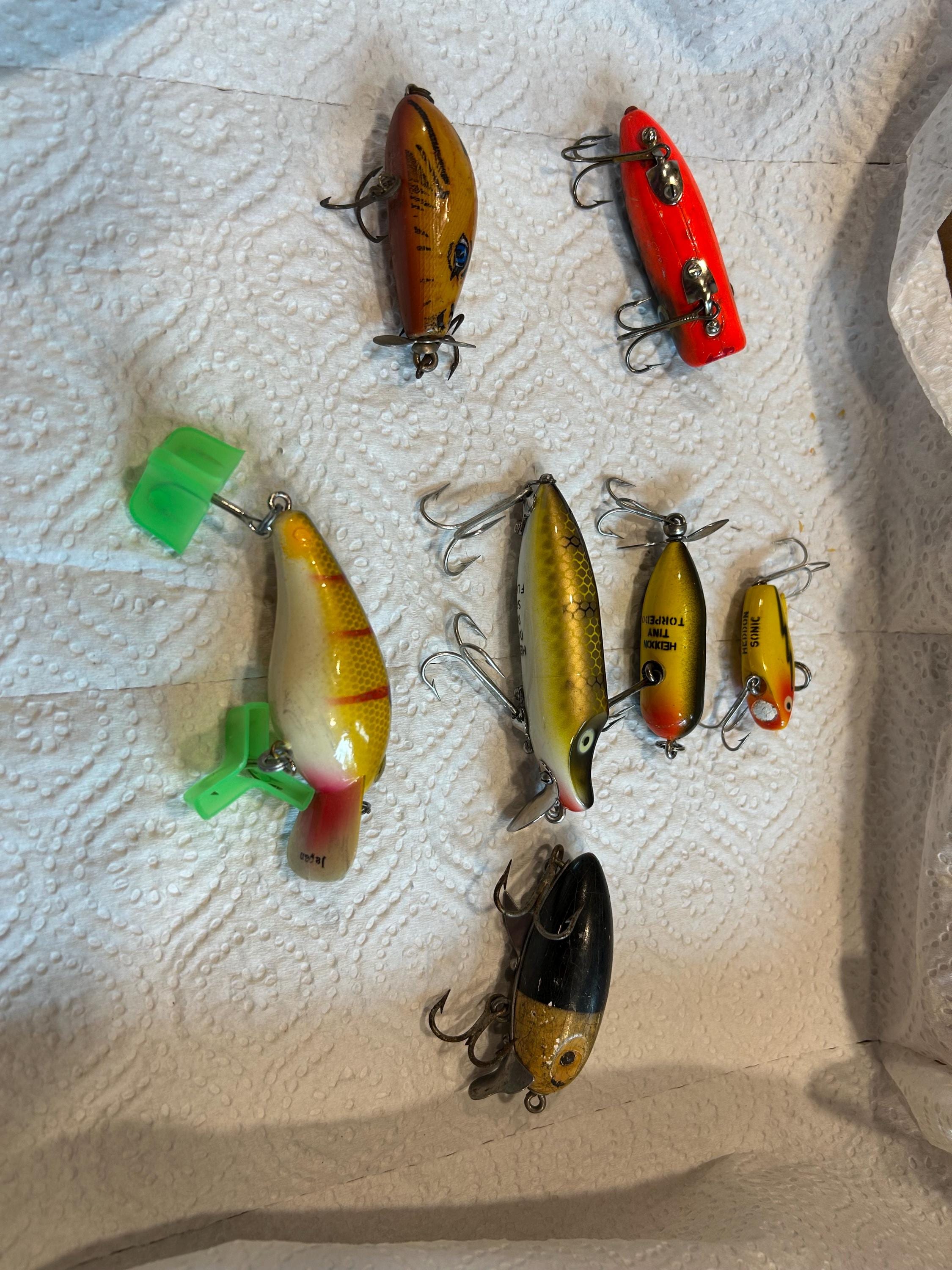 bass humpback lures rebel Humpback, Silver/Black Back Color R features a fat baitfish profile and a wiggling action on the retrieve that bass Rebel Humpback 1/4oz: Brown Craw