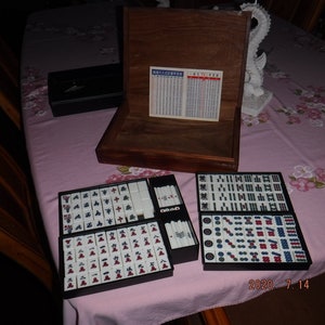 Mahjong/Mah Jongg Travel size set 143 tiles 80++ betting chips 4 dice in wood box