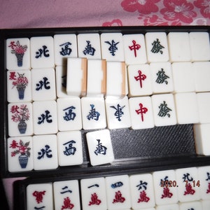 Mahjong/Mah Jongg Travel size set 143 tiles 80++ betting chips 4 dice in wood box image 4