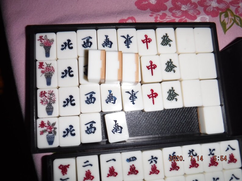 Mahjong/Mah Jongg Travel size set 143 tiles 80++ betting chips 4 dice in wood box image 4