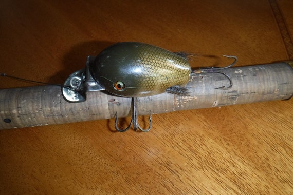 Leurre de pêche en bois vintage des années 1950 en noir avec des yeux jaunes en bois peint avec des fileurs en acier inoxydable et des hameçons triples - France