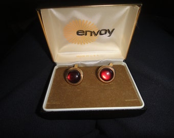 Gemelos Swank de piedra roja con cierre de palanca en forma de L en tono dorado