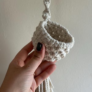 Handgjord makramé-blommande hållare – återvunnet handfärgat snöre (63 cm längd)