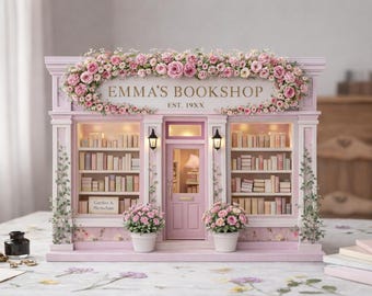 Puede incluir: Una librería rosa en miniatura con el letrero "EMMA'S BOOKSHOP" y el texto "EST. 19XX". La tienda está decorada con flores y tiene estanterías llenas de libros. Dos pequeñas macetas están frente a la tienda.