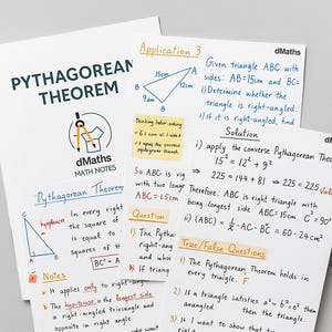 Könnte beinhalten: Handschriftliche Notizen zum Satz des Pythagoras mit Diagrammen und Berechnungen. Ein gelber Bleistift und ein Spiralnotizbuch liegen neben den Papieren. Die Notizen sind auf weißem Papier.