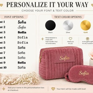 Op de afbeelding: Een gepersonaliseerde make-uptas en slaapmaskerset in een stoffige roze kleur. De tas en het masker zijn geborduurd met de naam "Sofia" in gouden letters. De afbeelding toont ook lettertype- en kleuropties voor personalisatie.