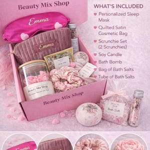 Op de afbeelding: Een roze geschenkdoos met de tekst "Pink Crush Box" gevuld met schoonheidsproducten. Inclusief een gepersonaliseerd slaapmasker, gewatteerde satijnen cosmetische tas, scrunchies, sojakaars, badbruisbal en badzout.