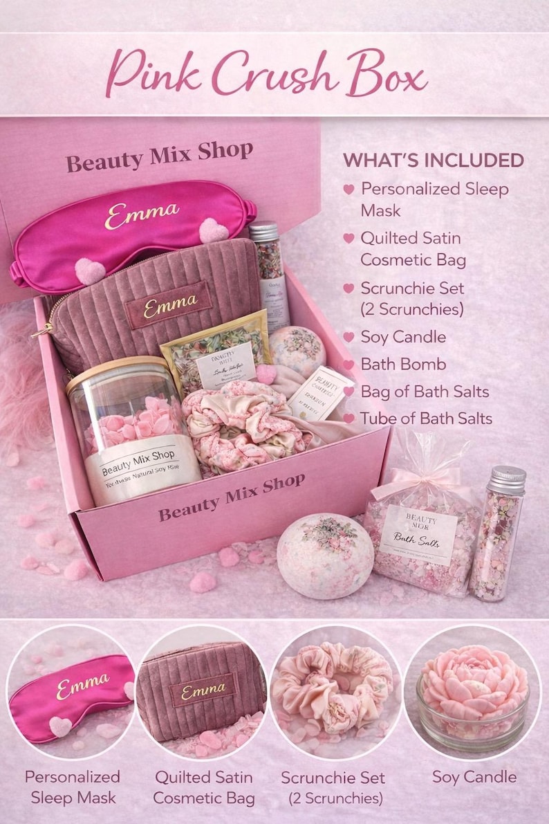 Op de afbeelding: Een roze geschenkdoos met de tekst "Pink Crush Box" gevuld met schoonheidsproducten. Inclusief een gepersonaliseerd slaapmasker, gewatteerde satijnen cosmetische tas, scrunchies, sojakaars, badbruisbal en badzout.