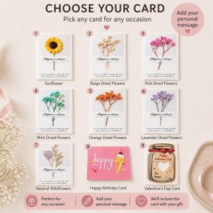 Op de afbeelding: Een selectie van wenskaarten met verschillende ontwerpen. Kaarten met zonnebloemen, gedroogde bloemen en een Valentijnsdagkaart zijn inbegrepen. De tekst op de kaarten luidt "Happiness is with you" en "Happy Birthday".