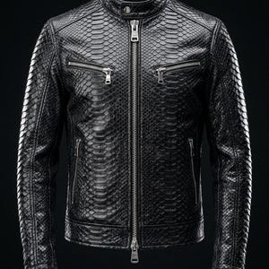 Jaqueta masculina de couro preto com estampa de píton em relevo – Corte slim para motociclista