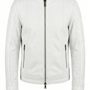 Pode incluir: Casaco de couro branco com um padrão texturizado semelhante à pele de cobra. O casaco tem gola alta, fecho de correr completo e dois bolsos com fecho. O casaco é de cor neutra e tem um corte sob medida.