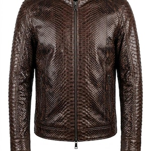 Op de afbeelding: Bruine leren jas met een slangenleerpatroon. De jas heeft een opstaande kraag, een lange ritssluiting en twee zijzakken. De jas is middelbruin van kleur en heeft een getextureerde uitstraling.