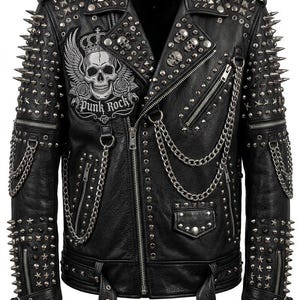 Op de afbeelding: Zwarte leren jas met zilveren spikes, studs en kettingen. Voorzien van een schedel- en vleugelpatch met de tekst "Punk Rock". Inclusief ritsen, een reverskraag en een riem. Een gedurfde, edgy fashion statement.