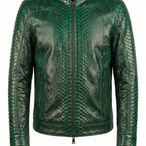 Może przedstawiać: Zielona skórzana kurtka z teksturowanym wzorem przypominającym skórę węża. Kurtka ma stójkę, zamek błyskawiczny na całej długości i dwie boczne kieszenie. Rękawy są długie, a kurtka ma jednolity, żywy zielony kolor.