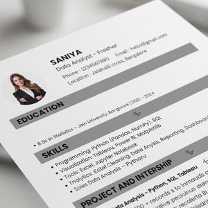 Könnte beinhalten: Ein Lebenslauf für Data Analyst Saniya, mit Kontaktdaten und Foto. Er listet Ausbildung, Fähigkeiten wie Python und SQL sowie Projekterfahrung auf.