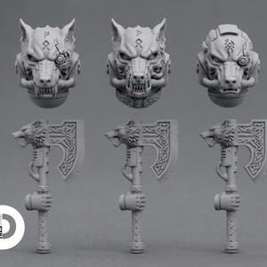 Op de afbeelding: Drie grijze miniatuurkoppen van hars met wolfachtige helmen met mechanische details en runen, gecombineerd met drie bijpassende grijze bijlen van hars. Elke bijl heeft een wolvenkopmotief op het blad en een hand op de steel.