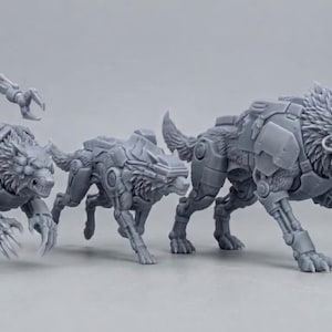 Pode incluir: Três figuras em miniatura de resina cinza sem pintura representando lobos cibernéticos em poses dinâmicas. Cada lobo apresenta blindagem mecânica, membros robóticos e fiação exposta. O logotipo exibe TRES STUDIO.