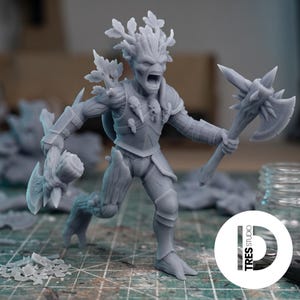 Puede incluir: Una figura miniatura de resina gris claro de una criatura arbórea con expresión de grito, que lleva una armadura adornada con calaveras y empuña dos hachas. La figura presenta texturas de hojas en la cabeza y hombros, y el texto TRES STUDIO.