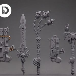Puede incluir: Un conjunto de cinco armas en miniatura de color gris que incluye un arma de fuego de doble cañón con tuberías de cobre, una espada con empuñadura alada, un mangual de tres calaveras, un arma de fuego alada y un martillo con balanzas.