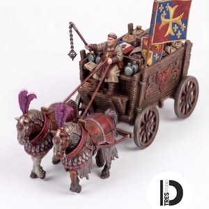 Könnte beinhalten: Ein Miniatur-Versorgungswagen aus Holz, gezogen von zwei gepanzerten Pferden mit violetten Federn. Eine Figur in brauner Tunika hält einen Flegel im Wagen, der mit Säcken, Flaschen und einer großen Flagge mit goldenem Kreuz und Lilien beladen ist.