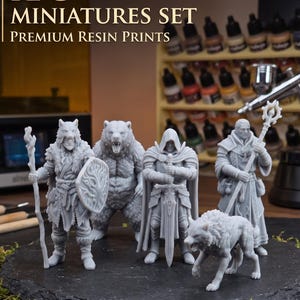 Könnte beinhalten: Ein Set grauer Resin-Miniaturen, darunter ein Wolf, ein Bär und Figuren mit Waffen und Schilden. Der Text oben lautet "MINIATURES SET" und "PREMIUM RESIN PRINTS". Die Figuren stehen auf einer dunklen Oberfläche.