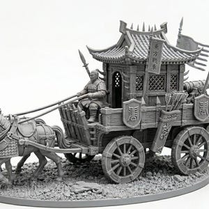 Puede incluir: Una figura miniatura gris de un carruaje tirado por dos caballos, con un conductor, un techo estilo pagoda, dos banderas y un cañón montado. El carruaje presenta texturas de madera detalladas, escudos y flechas en el lateral.