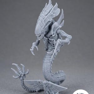 Peut inclure: Une figurine miniature en résine grise représentant une créature à la tête allongée et striée, aux dents acérées et aux mains griffues. Le corps inférieur serpentin s'enroule autour d'une base ornée d'un emblème ailé. La surface est lisse.